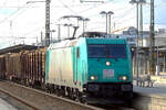 Lokomotive 185 619 der Alpha Trains, vermietet an HLG, durchfährt Rosenehim in Richtung Kufstein.