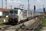 die von InRail betriebene RTC 9183 6193 997-1 I-RTC (nicht zu verwechseln mit der in Deutschland registrierten Railpool 9180 6193 997-4) mit Sattelaufliegern in Rosenheim, 17.04.2026
