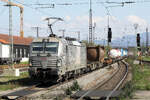 die von TXL eingesetzte Railpool 6193 997 mit einem gemischten KLV-Zug, Rosenheim, 17.04.2026