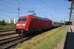101 093-3 fährt am 21.5.2017 mit dem IC2212 von Koblenz Hauptbahnhof nach Ostseebad Binz in den Rostocker Hauptbahnhof ein.