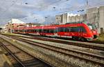 442 337-2 erreicht am 31.10.2017 als S2 von Güstrow nach Warnemünde den Rostocker Hauptbahnhof.