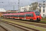 442 847-0 fährt am 31.10.2017 als S3 von Güstrow nach Warnemünde in den Rostocker Hauptbahnhof ein.