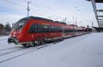 442 341-4 verlässt am 27.2.2018 als RE1 (RE78958) nach Bad Kleinen den Rostocker Hauptbahnhof.