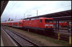 114013-6 steht mit einem Dosto am 18.10.2004 im Hauptbahnhof Rostock.