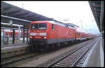 114016-9 ist als RE 1 am 18.10.2004 im HBF Rostock angekommen.
