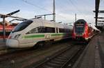 411 592-9  Bamberg  trifft am 21.01.2021 als ICE1672 von Karlsruhe Hauptbahnhof nach Stralsund Hauptbahnhof im Rostocker Hauptbahnhof auf 445 002-2 als RE5 (RE4365)	nach Elsterwerda.