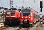 Bevor 120 204-3 in die Abstellgruppe ziehen kann, musste noch die Querfahrt von 442 356-2, der als S2 aus Güstrow nach Rostock Hauptbahnhof kam abgewartet werden. (22.7.2016)