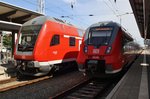 RE1 (RE4312)  Hanse-Express  mit 112 103 von Rostock Hauptbahnhof nach Hamburg Hauptbahnhof und 442 356-2 als S2 von Güstrow nach Rostock Hauptbahnhof stehen am 22.7.2016 gemeinsam in Rostock.