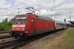 101 126-1 drückt am 28.7.2016 den IC2182 von Kassel-Wilhelmshöhe nach Stralsund Hauptbahnhof in den Rostocker Hauptbahnhof.