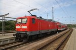 112 165 verlässt am 27.8.2016 mit RE18490  Warnemünde-Express  von Berlin Hauptbahnhof (tief) nach Warnemünde den Rostocker Hauptbahnhof.