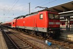 112 105 steht am Abend des 27.8.2016 mit einem RE1 (RE4313)  Hanse-Express  von Hamburg Hauptbahnhof im Rostocker Hauptbahnhof.