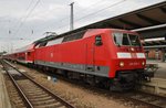 120 205-0 wartet am 3.9.2016 mit einem RE1 (RE4308)  Hanse-Express  nach Hamburg Hauptbahnhof in Rostock auf Abfahrt.