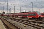 442 851-2 steht am Mittag des 3.9.2016 im Gleisvorfeld des Rostocker Hauptbahnhofs und wartet auf neue Leistungen.