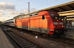 101 143-6 ist mit dem IC1906 von Rostock Hauptbahnhof nach Warnemünde auf dem Rückweg ins Rostocker BW zur Abstellung. Soeben wird auf die Durchfahrt im Hauptbahnhof gewartet. (17.9.2016)