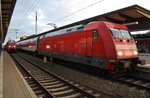 101 021-4 brachte den CNL471  Sirius  Ostseebad Binz-Zürich HB bis nach Rostock, nun übernimmt eine Schwestermaschine den Zug.