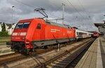 101 125-3 steht am 4.9.2016 mit dem IC1989 von Rostock Hauptbahnhof nach Hamburg-Altona im Rostocker Hauptbahnhof bereit.