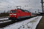 120 154-0 und 101 135-2 (Zugende) verlassen am 15.1.2017 zusammen mit dem IC2301 von Warnemünde nach München Hauptbahnhof den Rostocker Hauptbahnhof.