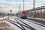 DB 218322-6 rangiert hier am 18.2.2026 um 11.45 Uhr im Rostocker HBF, um wieder die Rückleistung eines IC nach Lübeck bzw. Hamburg zu bespannen. Das Foto machte ich vom äußeren Bahnsteig aus.
