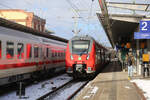 ET 442352 ist hier am 18.2.2026 um 11.44 Uhr im S-Bahn Einsatz im HBF Rostock zu sehen. Daneben steht der IC nach Hamburg bereit.