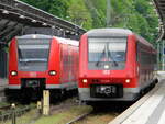 Zwei Regionalzüge mit 425 314-2 nach Singen (Htw) und 611 048 nach Neustadt im Bahnhof Rottweil kurz vor der Abfahrt.