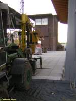 Diese Aufnahme vom 13.09.2005 zeigt den am Aufnahmetag bereits  teilweise neu gepflasterten Bahnsteig zwischen dem alten  Bahnsteigdach und dem neuen Bahnhofsgebude.