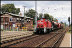 DB 294888-3 erreicht hier aus Richtung Osten kommend mit einem kurzen Güterzug in Richtung Ruhland am 27.8.2020 um 12.13 Uhr den Bahnhof Ruhland.