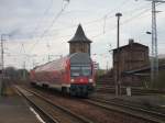 143 155-0 schiebt den RE 18 nach Cottbus in den Bahnhof Ruhland ein, vorbei am Wasserturm   17.04.2011