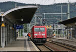 Auf Gleis 4 im Bahnhof Saalfeld(Saale) trifft, aus Richtung Jena kommend, ein Militärzug der Bundeswehr ein. Im Führerstand der 185 356-3 lösen sich die Lokführer ab.

🧰 DB Cargo
🕓 20.8.2021 | 12:40 Uhr