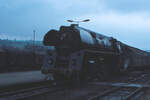 Am 21. Mai 1977 - es war der Tag nach meinem Physik-Abitur - fuhren wir auf Verwandten-Besuch in die damalige DDR. Meine Eltern hatten Verständnis für die Eisenbahn-Begeisterung ihres Sohnes und schlugen von sich aus den Umweg über Saalfeld (Saale) vor - das war damals auch eine im  Westen  sehr bekannte Hochburg des DR-Dampfbetriebes. 
Dabei entstand eine ganze Serie von Fotos. Die ölgefeuerte 01 0533 bespannt den P4004 Saalfeld - Gera - Leipzig. Der Zug war unter Eisenbahnfotografen berühmt - eben wegen seiner ölgefeuerten 01er an der Spitze.
Saalfeld (Saale) Hbf, 21. Mai 1977; Mamiya Sekor, Canoscan, Gimp