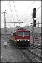 Energiecontainer unter sich: Der bestens gepflegte Sechsachser MAED 155 219-9 fuhr am 15.11.2025 mit dem Sonderzug 20 Jahre Maik Ampft Eisenbahndienstleistungen (MAED) in den Zielbahnhof Saalfeld/Saale ein. Der Zug war am Morgen in Glauchau/Sachs gestartet und verkehrte über Chemnitz, Riesa und Leipzig in die thüringische Saalestadt. Im Hintergrund schaute eine Schwestermaschine etwas blass vor Neid vom BW aus zu. Mein Gruß geht hiermit an die Herren im Führerstand zurück. Ich wünsche allzeit gute Fahrt!