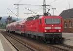 143 220-2 steht am 26. August 2013 mit einer RB nach Naumburg im Bahnhof Saalfeld.