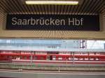 Hier ist wieder das Saarbrcker-Hauptbahnhof Schild zu sehen.