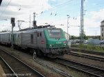 Ein Gterzug von SNCF fhrt durch den Saarbrcker Hauptbahnhof.