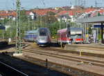 Während 628 465 auf Gleis 11 des Saarbrücker Hauptbahnhof auf die Abfahrt nach Lebach-Jabach wartet nähert sich der TGV (Tw 4704) Paris - Frankfurt/Main. Dieser wird auf Gleis 5 einfahren. 26.08.2016
