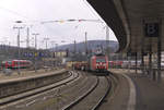 185 039 kommt mit drei leeren Rungenwagen durch den Hauptbahnhof Saarbrücken gerollt.