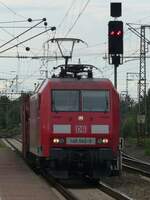 145 043 (mit Cargo- und Railion-Balken) mit VW-Zug aus Emden in Salzbergen, 02.09.15
