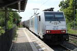 LINEAS 186 256 mit einem Güterzug Richtung Hannover, am 18.07.2023 in Sarstedt.
