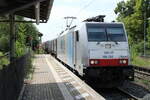 LINEAS 186 256 mit einem Güterzug Richtung Hannover, am 18.07.2023 in Sarstedt.