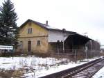 Der ltere der beiden Gterschuppen des Bahnhofs Scheibenberg am 06.12.08.