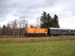 BR 106 992-1 des VSE (Zweitbelegung) schiebt den Sondezug mit 52 8154-8 nach.