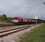 Mit zwei Stunden Verspätung donnert DE 672 mit DGS 52559, Ulm Rbf - Herbertingen - Aichstetten Shell, durch den Bahnhof Schelklingen.