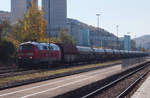 Mit einer besonderen Lok, 218 499-2, wartet an diesem Herbstnachmittag der DGS***** Schelklingen-Ulm-Mannheim (- Rommerskirchen) auf Ausfahrt aus dem Bahnhof Schelklingen.