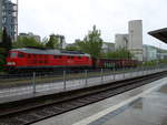 Etwas überdimensioniert wirkt 232 093-5 vor diesem  Güterzug  im Bahnhof Schelklingen an diesem verregneten Nachmittag im Mai.