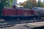 Einen stattlichen Leerzug aus ca. 25 Silowagen f�r Braunkohlestaub (Uacns), dem Brennstoff f�r das Zementwerk Schelklingen, hat 212 089-7 (BKE) an diesem Herbstnachmittag  zur �berf�hrung nach Ulm Rbf am Haken. Der Zug f�llt Gleis 3 zwischen den Signalen fast vollst�ndig aus (500 m!).
14.10.2026; 14:37
