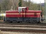 V70.01 der MEG (Mittelbadische Eisenbahngesellschaft), jetzt im Dienste dder Schw�bischenAlbBahn (SAB), hat einen Zug mit Stammholz nach Schelklingen gebracht, auf Gleis 4 abgestellt, und wartet nun