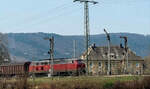 Am sp�ten Vormittag dieses Vorfr�hlings-Sonntags verl�sst eine V 180 (218) mit dem Eilzug Freiburg - Ulm den Bahnhof Schelklingen in Richtung Ulm.