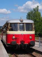 Zug Nr. 166 der SAB, gebildet aus dem MAN-Schienenbus VT 8und dem MAN-Steuerwagen VS 14, wartet auf Gleis 1 des Schelklinger Bahnhofs auf die Abfahrt nach Münsingen. Sonntag, 14.05.2014, 14:07 Uhr.