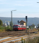 VT 798 mit Beiwagen verlässt als  Spätzle Express  am Morgen des 23.09.2016 den Bahnhof Schelklingen auf Gleis 1 in Richtung Münsingen, Ziel Firma Alb Gold in Trochtelfingen.