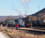 Sonderzug der UEF mit 58 311 und 01 1066 als Vorspann, belagert von zahlreichen Fotografen, im Bahnhof Schelklingen.