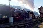 01 1066 und 58 311 rangieren im Bahnhof Schelklingen. Rechts das historische Stellwerk 2. Aufnahmedatum: 10.11.2016